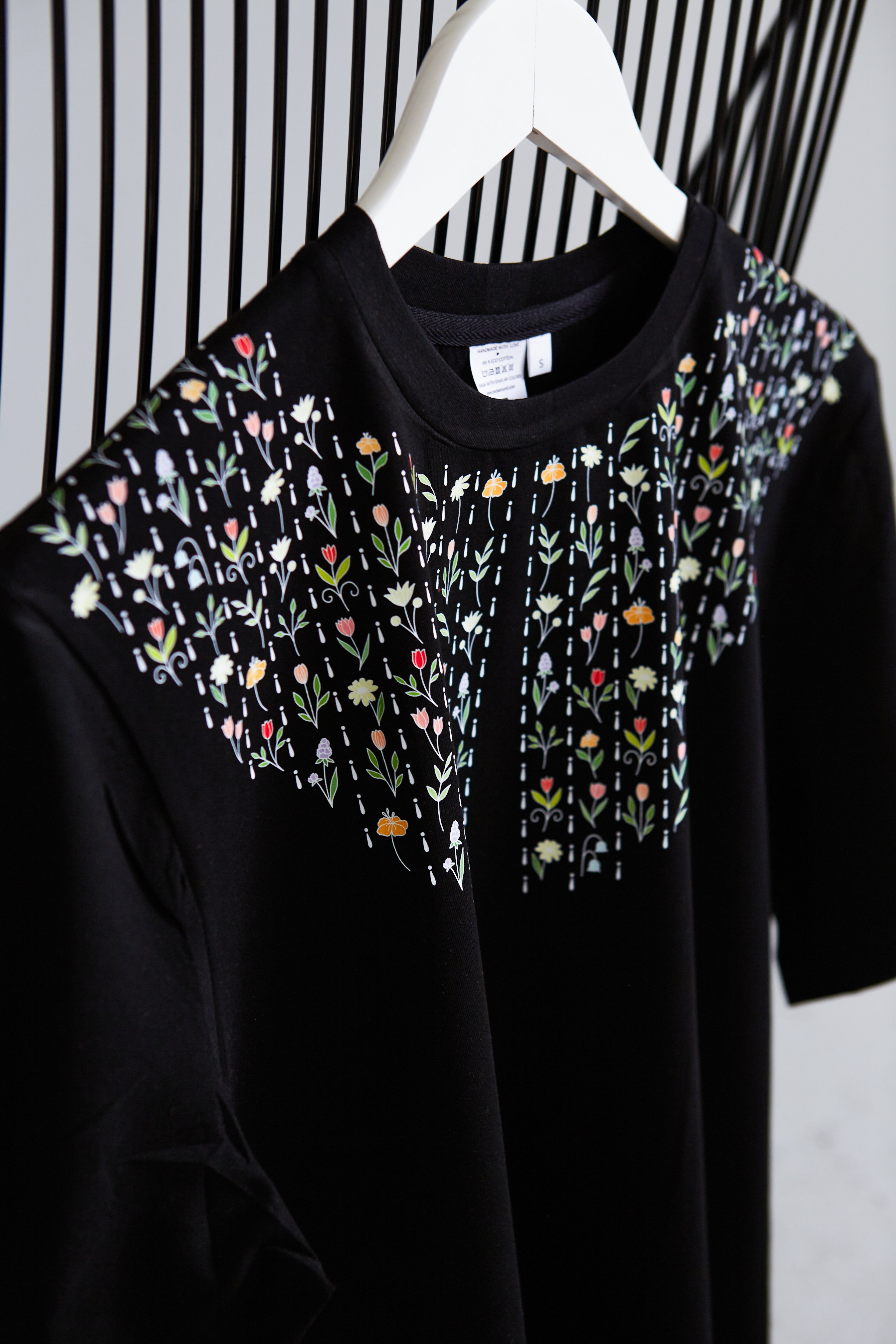"SEA OF FLOWERS" WOMEN'S COLLARED T-SHIRT