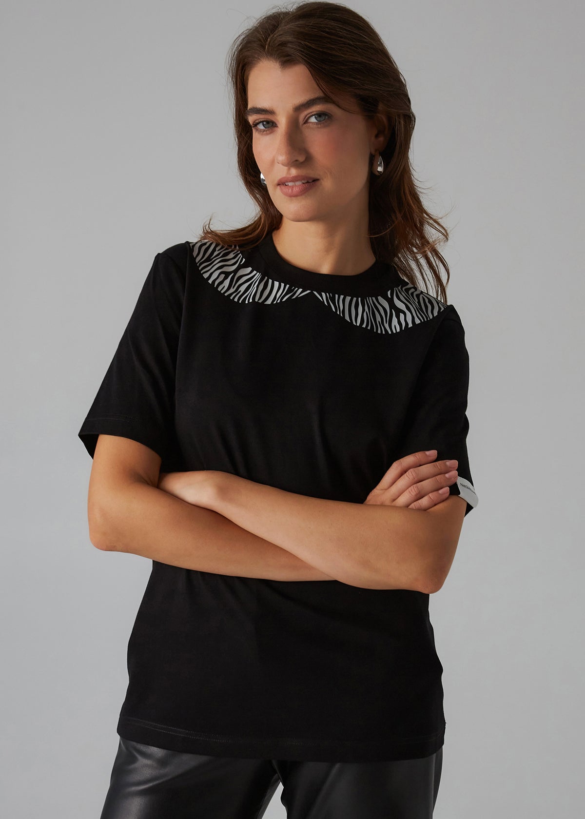 „Zebra”, czarny damski t-shirt z kołnierzykiem