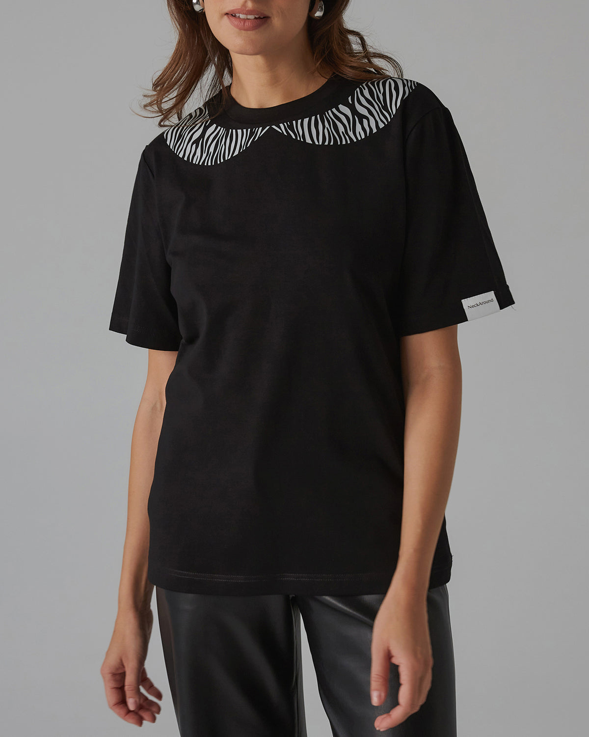 „Zebra”, czarny damski t-shirt z kołnierzykiem