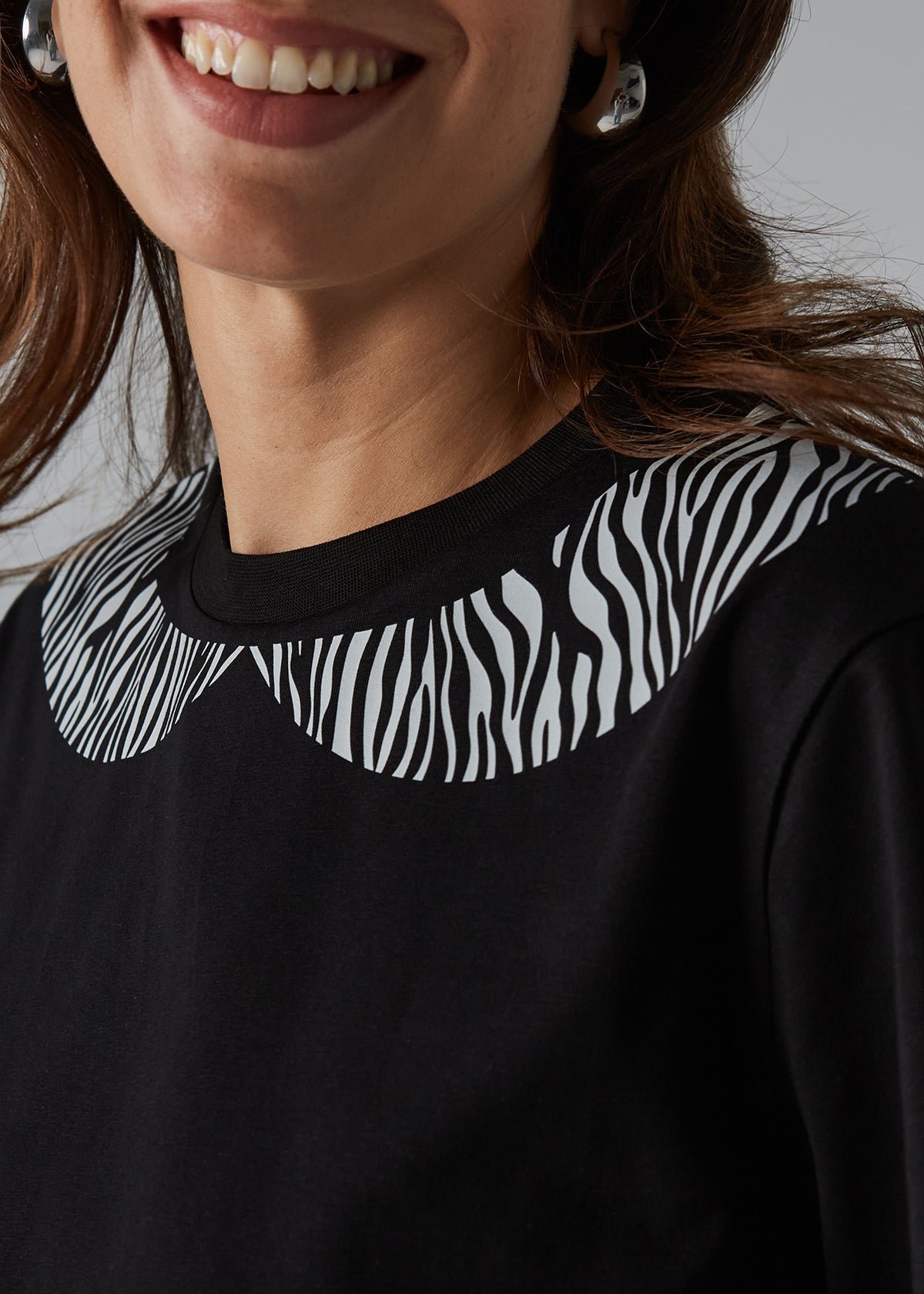 „Zebra”, czarny damski t-shirt z kołnierzykiem