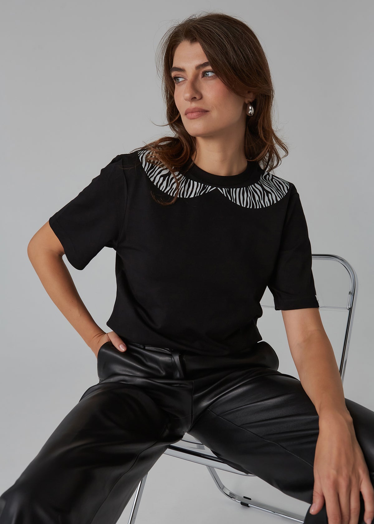 „Zebra”, czarny damski t-shirt z kołnierzykiem