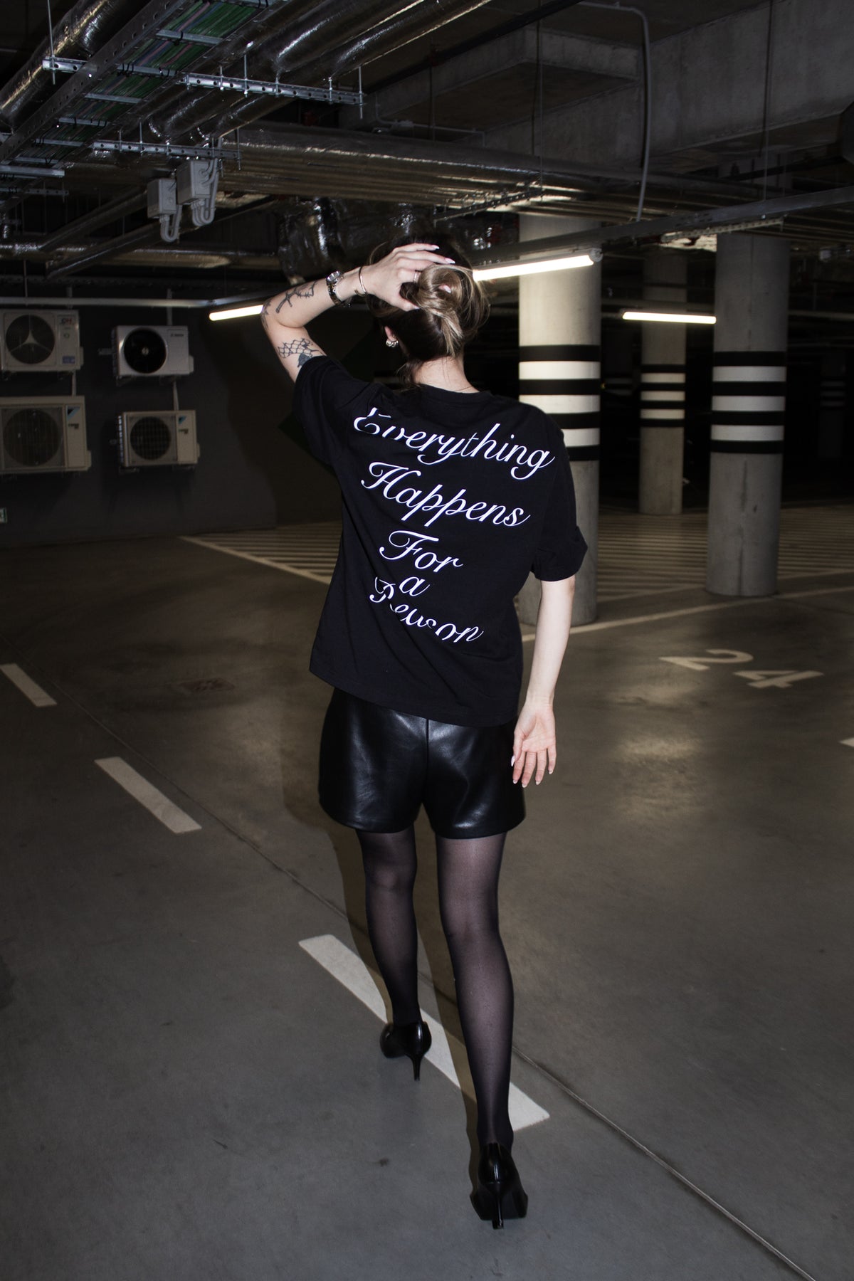 Czarny t-shirt z krótkim rękawem „Everything happens for a reason”