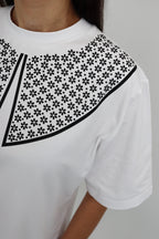 „KWIATOWY LAS” DAMSKI T-SHIRT Z KOŁNIERZYKIEM